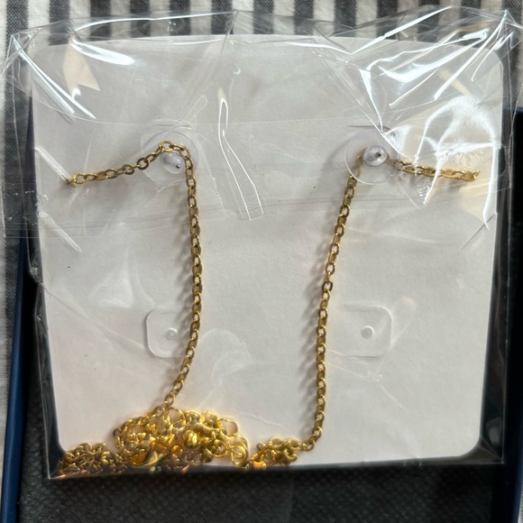 Une Douce Sunflower You Are My Sunshine Pendant Necklace and Earrings Set - Picture 5 of 9